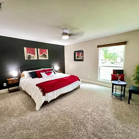 Villa 4Bd Airport Haven: 8Mins Away - Bbq - Games